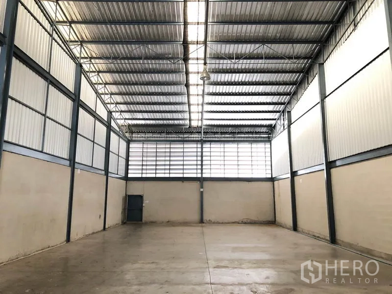 คลังสินค้า ให้เช่าในMueang Samut Prakan, Samut Prakan - ภายในโกดังโล่ง เพดานทรัสเหล็กสูง แผ่นหลังคาโปร่งแสง พื้นคอนกรีต