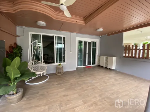 联排别墅 出租或出售 - 有顶车棚，木质天花与吊扇，连接推拉玻璃门。