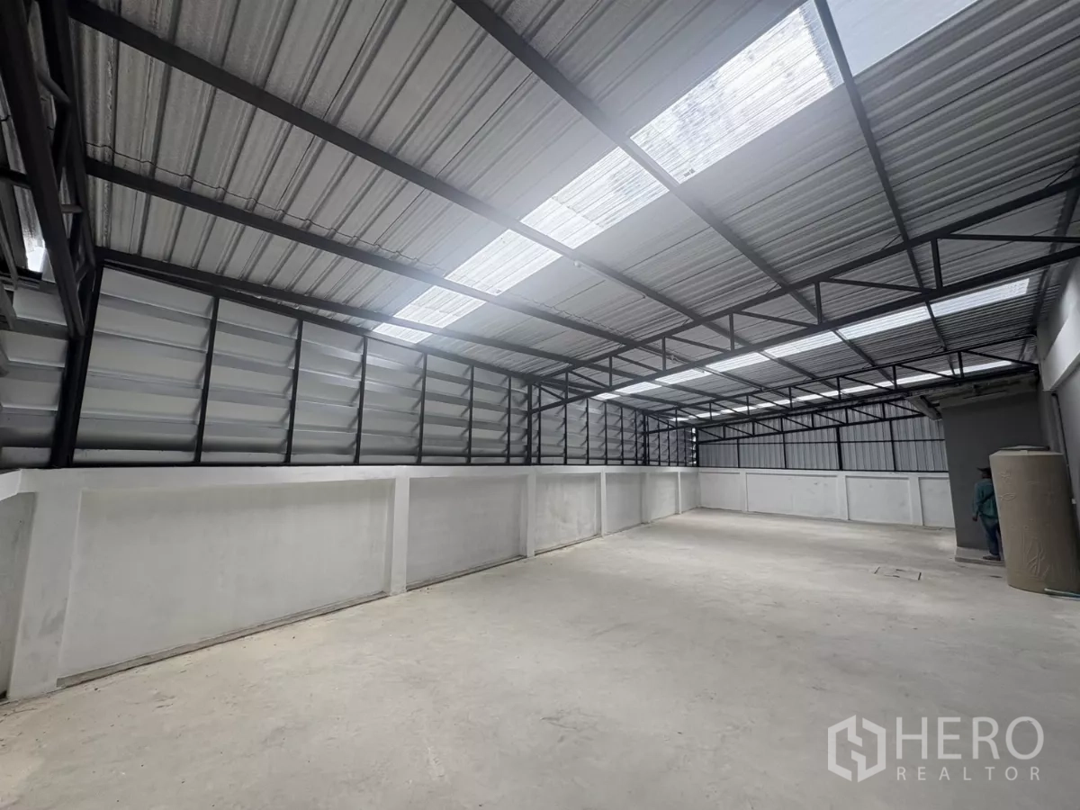 工厂 出租在Phra Samut Chedi, Samut Prakan - 有顶夹层储存区，金属屋面、百叶通风与采光板。