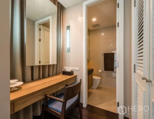 อพาร์ทเมนท์ ให้เช่าในPathum Wan, Bangkok - โต๊ะเครื่องแป้งพร้อมกระจก ติดกับห้องน้ำในตัวที่มีเรนชาวเวอร์และสุขภัณฑ์ทันสมัย.