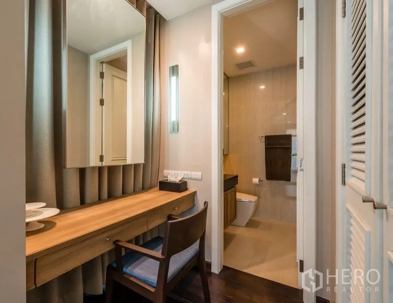 อพาร์ทเมนท์ ให้เช่าในPathum Wan, Bangkok - โต๊ะเครื่องแป้งพร้อมกระจก ติดกับห้องน้ำในตัวที่มีเรนชาวเวอร์และสุขภัณฑ์ทันสมัย.