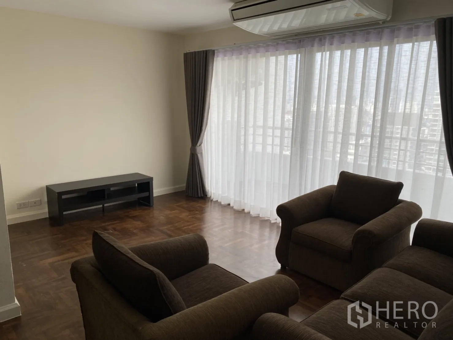 คอนโด ให้เช่าในWatthana, Bangkok - ห้องนั่งเล่นมีเก้าอี้อาร์มเชียร์ ผ้าม่านโปร่งจากพื้นจรดเพดานและวิวเมือง