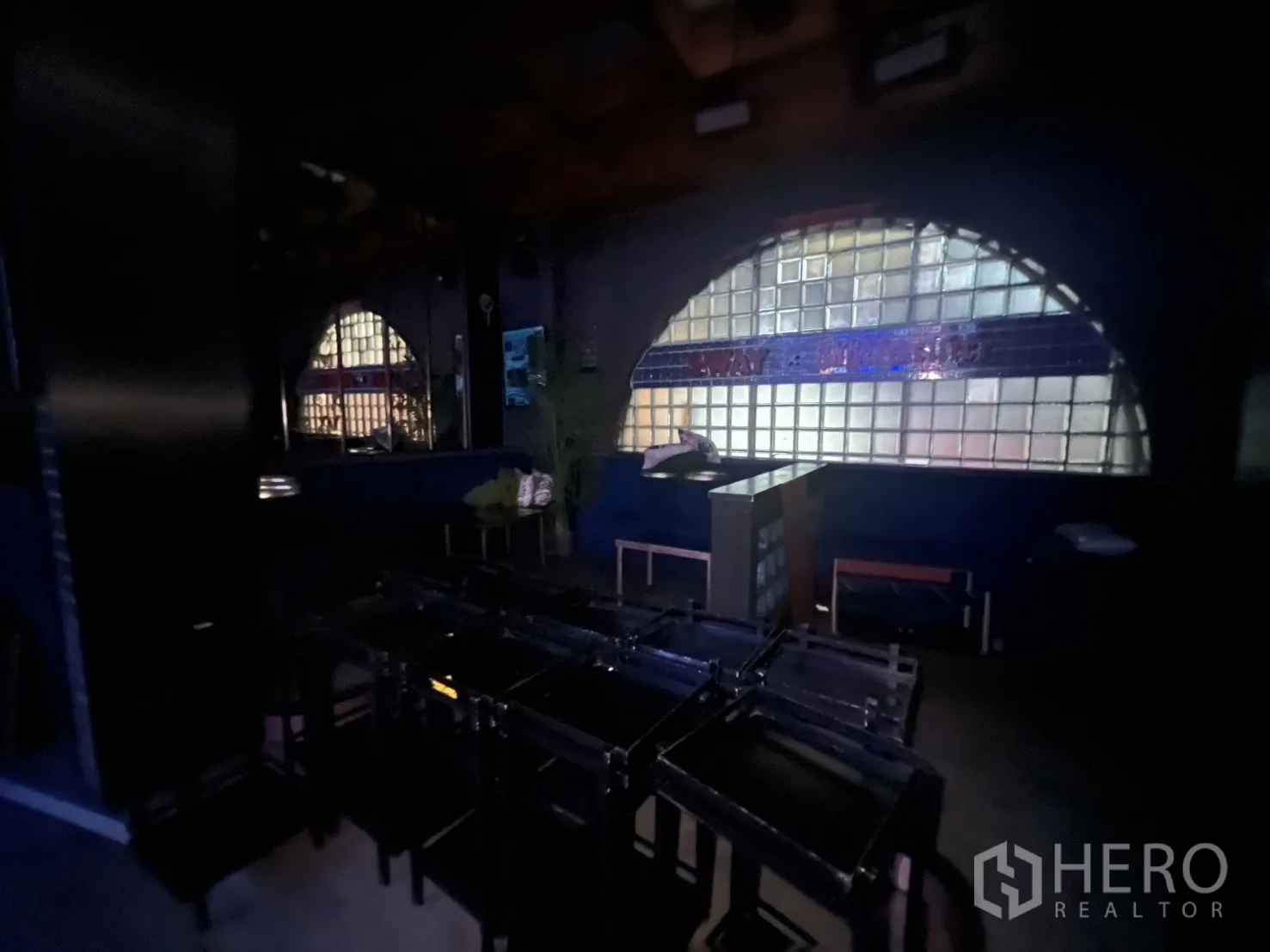 零售空间 出租在Bangkok - 另一角度的拱形玻璃砖窗与长凳