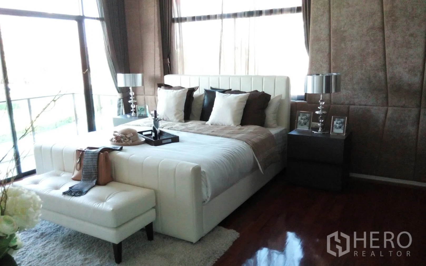 Detached House for rent or sale in Prawet, Bangkok - Master bedroom with king bed, floor-to-ceiling windows and glossy wood flooring.
