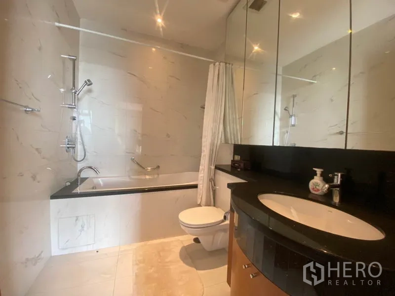 公寓 出租在Sathon, Bangkok - 次卫带浴缸淋浴组合与大镜柜。