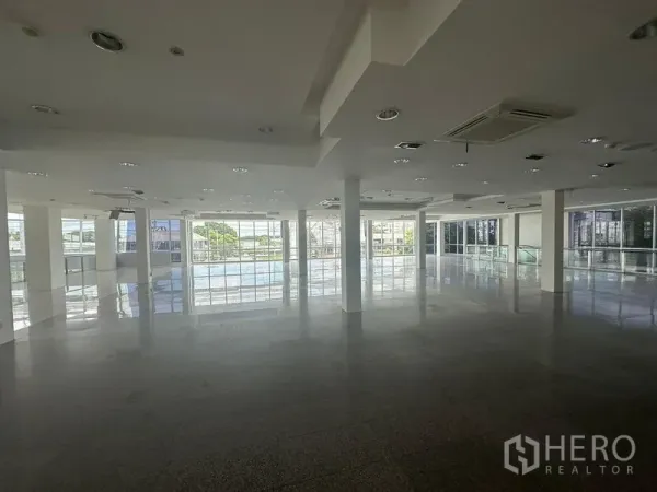 Retail Space for rent in Prawet, Bangkok - Spacious upper-floor retail area with polished floors, ceiling air-conditioning, and panoramic glazing.