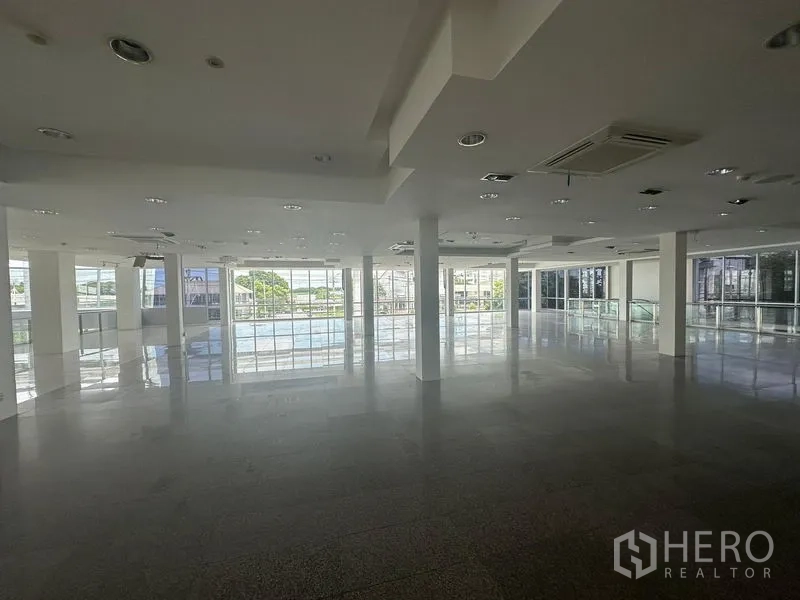 Retail Space for rent in Prawet, Bangkok - Spacious upper-floor retail area with polished floors, ceiling air-conditioning, and panoramic glazing.