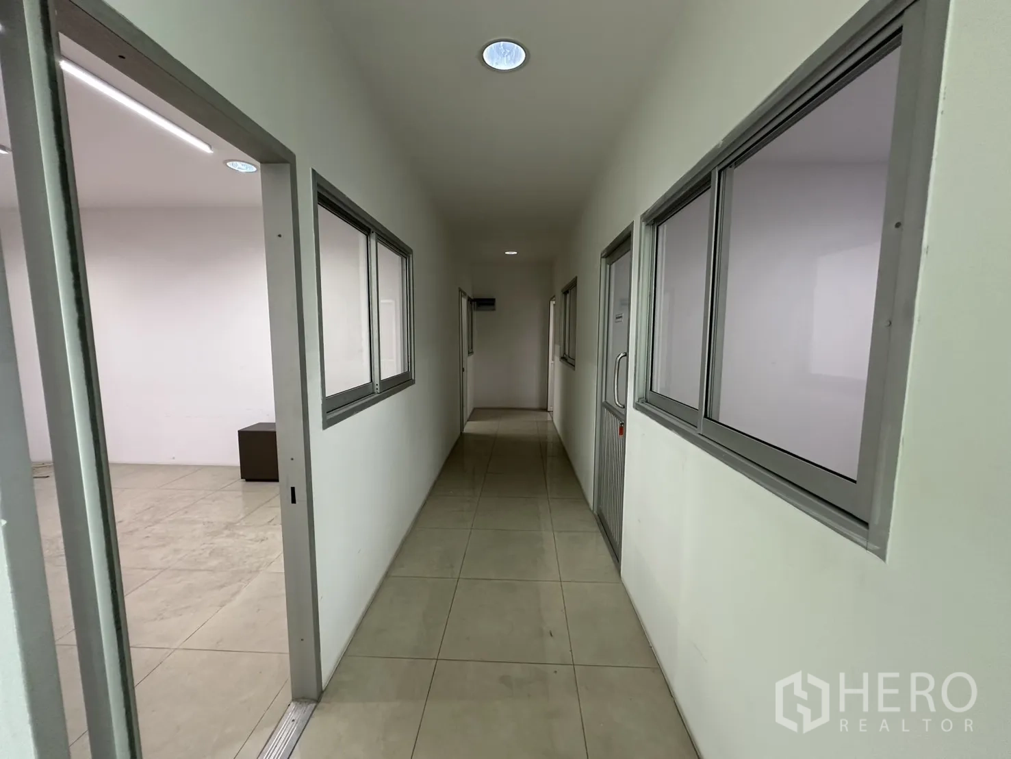 โรงงาน ให้เช่า - โถงทางเดินสำนักงาน มีหลายห้องและหน้าต่างภายใน