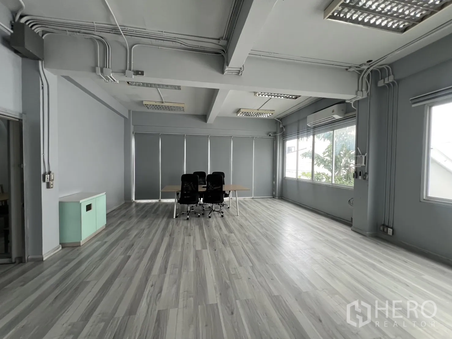 สำนักงานที่บ้าน ให้เช่าในPhra Khanong, Bangkok - ออฟฟิศโล่งกว้าง พื้นสีเทา หน้าต่างขนาดใหญ่ และงานเดินสายโชว์