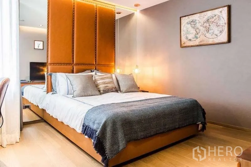 สำนักงานที่บ้าน ขายในSuan Luang, Bangkok - ห้องนอนสไตล์อบอุ่น หัวเตียงหนังและแสงไฟนุ่มนวล