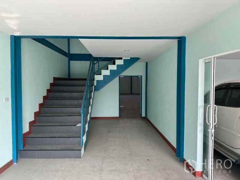 货栈 出租在Bang Phli, Samut Prakan - 一层门厅带楼梯，玻璃门连通仓库。