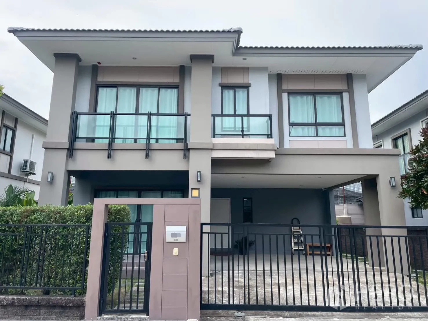 Detached House for rent in Bang Phli, Samut Prakan - Contemporary two-storey house exterior with covered carport and gated fence.