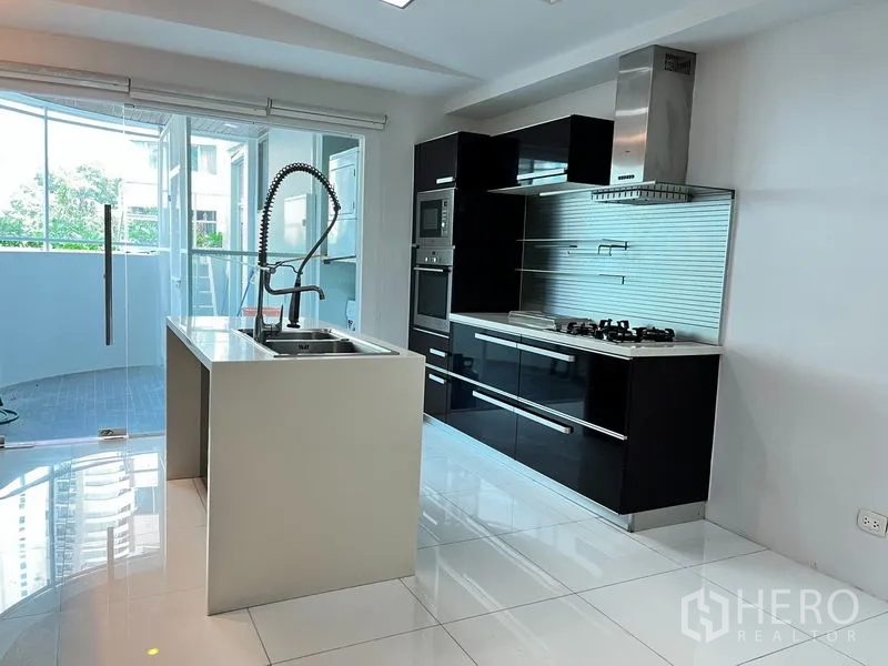 คอนโด ให้เช่าในKhlong Toei, Bangkok - ครัวบิวท์อินตู้สีดำ เตาแก๊ส เตาอบ ไอส์แลนด์ซิงก์ และออกระเบียงได้