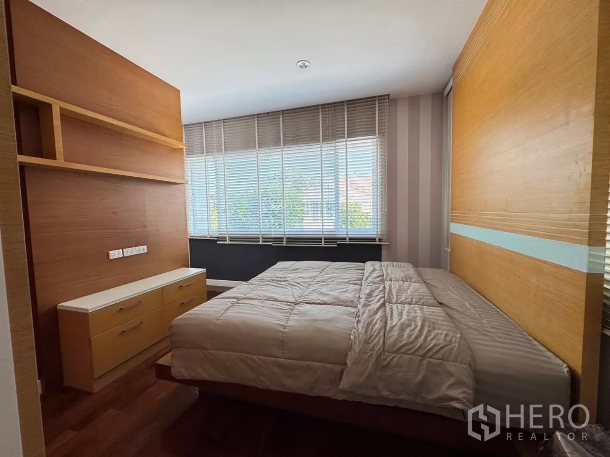 บ้าน ให้เช่าหรือขายในPrawet, Bangkok - ห้องนอนโปร่ง หน้าต่างบานกว้าง หัวเตียงและตู้ลิ้นชักบิวท์อิน