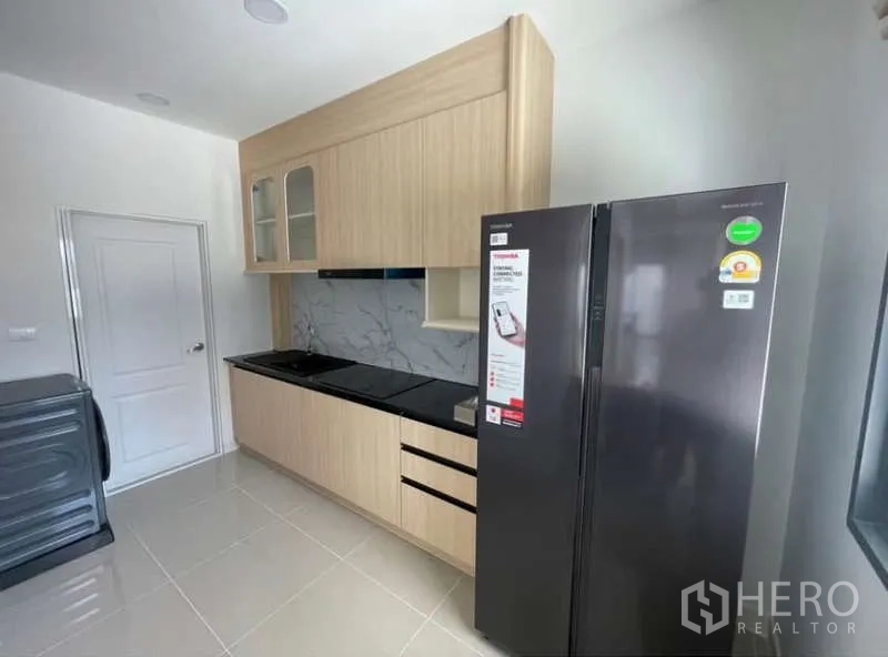 Detached House for rent in Bang Phli, Samut Prakan - Full fitted kitchen with wood cabinetry, side-by-side fridge and washer.