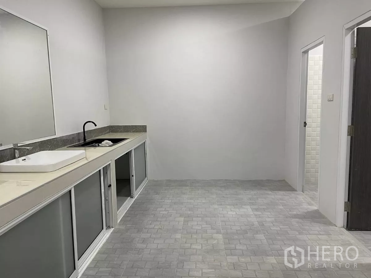 工厂 出租或出售在Bang Phli, Samut Prakan - 茶水间，长工作台、水槽、大镜子与下部储物柜。