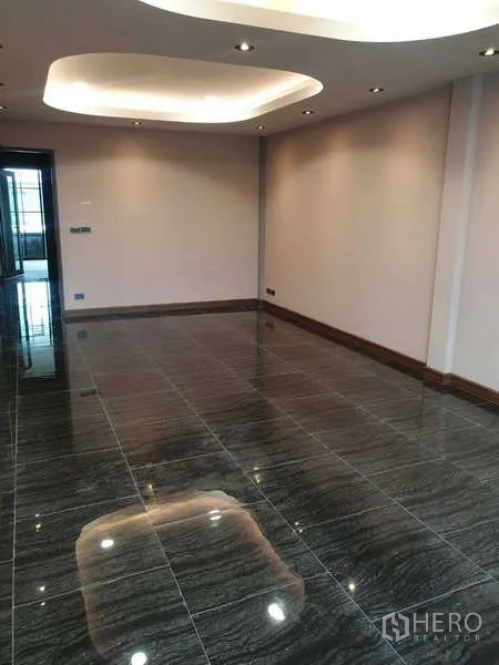 สำนักงานที่บ้าน ให้เช่าในKhlong Toei, Bangkok - พื้นที่ประชุมปูหินอ่อน พร้อมฝ้าหลุมไฟซ่อน