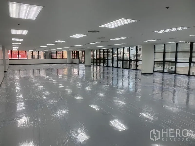 办公空间 出租在Bang Rak, Bangkok - 大面积开放式办公室，整面窗与光滑地面。