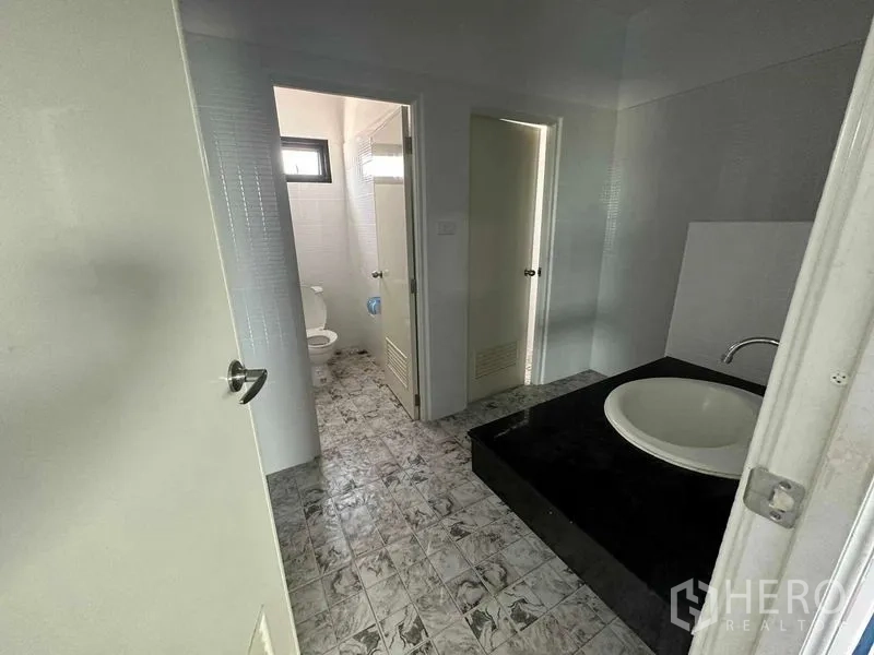 คลังสินค้า ขายในKhlong Luang, Pathum Thani - ห้องน้ำแยกส่วน พร้อมห้องสุขาและเคาน์เตอร์อ่างล้างหน้า