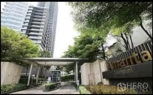 公寓 出租在Sathon, Bangkok - 高层公寓入口，景观车道与安保门岗。