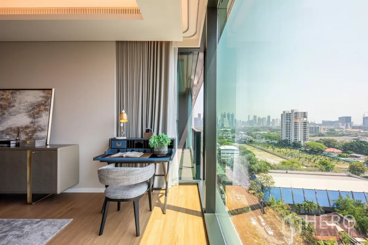 Condominium for rent or sale in Pathum Wan, Bangkok - Compact study nook by full-height window with desk and skyline view.