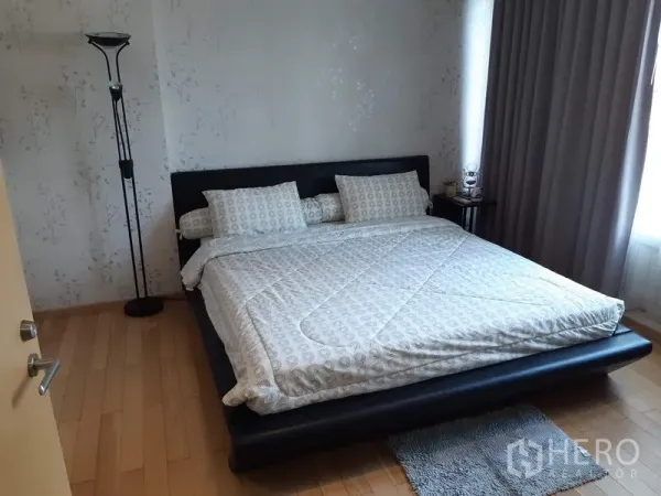 คอนโด ให้เช่าในKhlong Toei, Bangkok - ห้องนอนเตียงคิงส์ไซส์สไตล์แพลตฟอร์ม ผนังลายอ่อน หน้าต่างใหญ่พร้อมผ้าม่าน