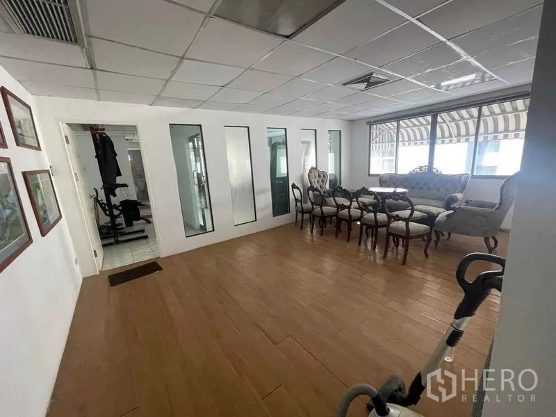 店屋 出租在Phaya Thai, Bangkok - 多功能房，复古餐椅组合、木地板与大窗户。