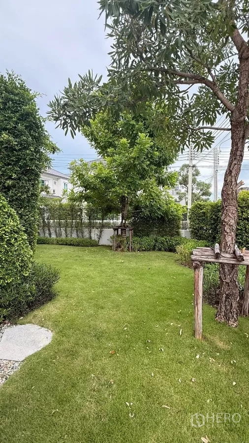 บ้าน ให้เช่าในBang Phli, Samut Prakan - สวนมุมสีเขียวมีต้นไม้ แนวพุ่ม และพื้นที่สนามหญ้าโล่ง.