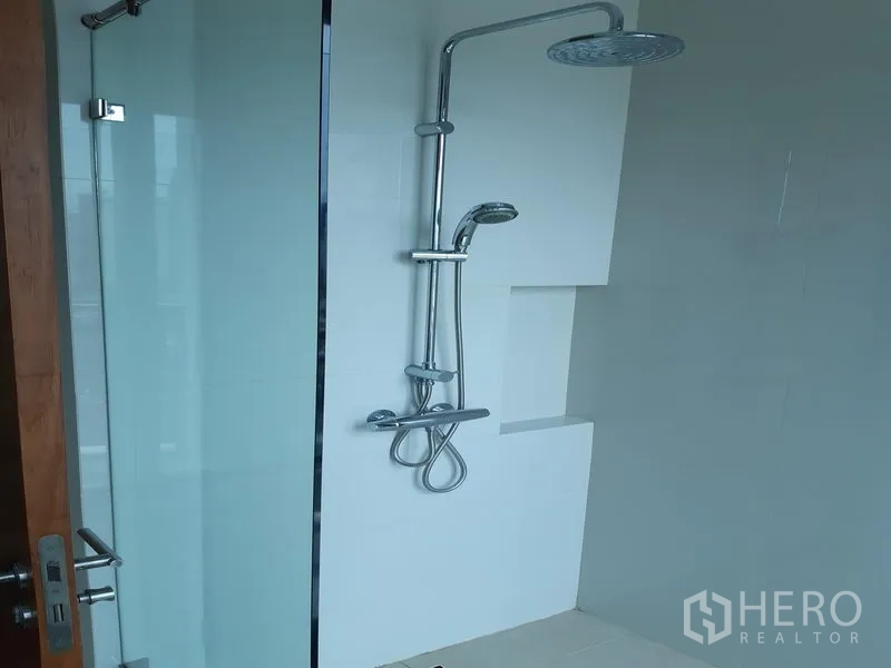 คอนโด ให้เช่าหรือขายในKhlong Toei, Bangkok - ห้องอาบน้ำกั้นกระจกพร้อมฝักบัวเรนชาวเวอร์และแบบมือถือ