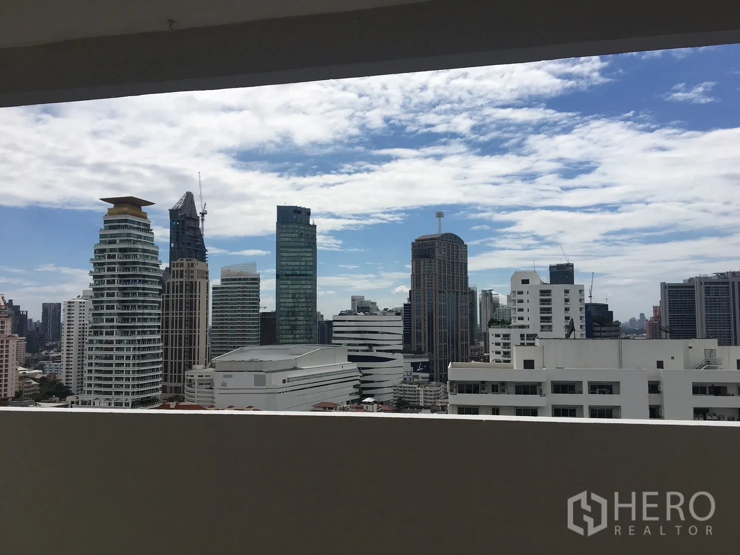 คอนโด ให้เช่าในWatthana, Bangkok - ทิวทัศน์ระเบียงชั้นสูง มองเห็นสกายไลน์กรุงเทพฯ และตึกสูงสมัยใหม่