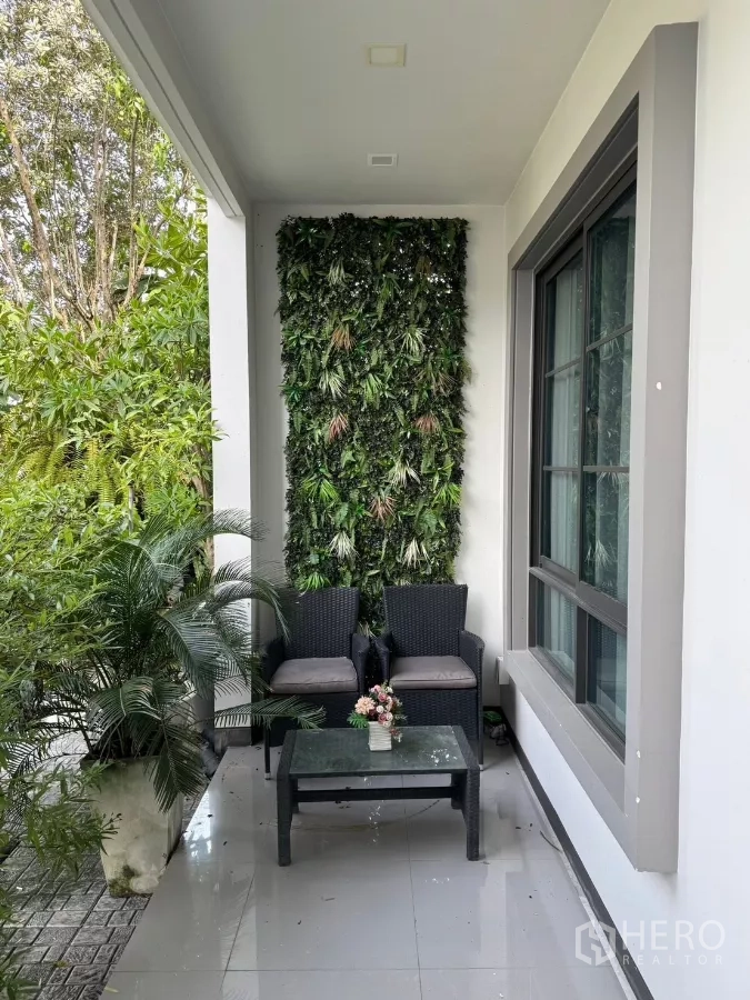 独立式住宅 出售在Mueang Pathum Thani, Pathum Thani - 舒适小露台，垂直绿墙与周围植被。