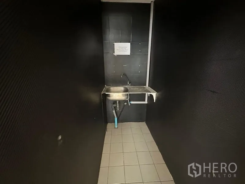 办公空间 出租在Pathum Wan, Bangkok - 办公茶水间，配不锈钢水槽与瓷砖地面。