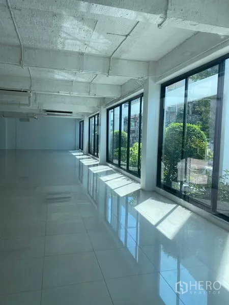 สำนักงาน ให้เช่าในKhlong Toei, Bangkok - พื้นที่สำนักงานแบบเปิด หน้าต่างยาวรับแสงธรรมชาติ เห็นสวนด้านนอก