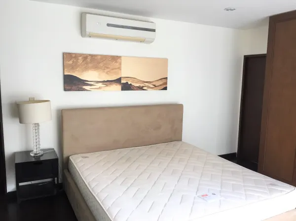คอนโด ให้เช่าหรือขายในSathon, Bangkok - ห้องนอนหลักพร้อมเครื่องปรับอากาศ โต๊ะข้างเตียง และตู้เสื้อผ้าบิลท์อิน