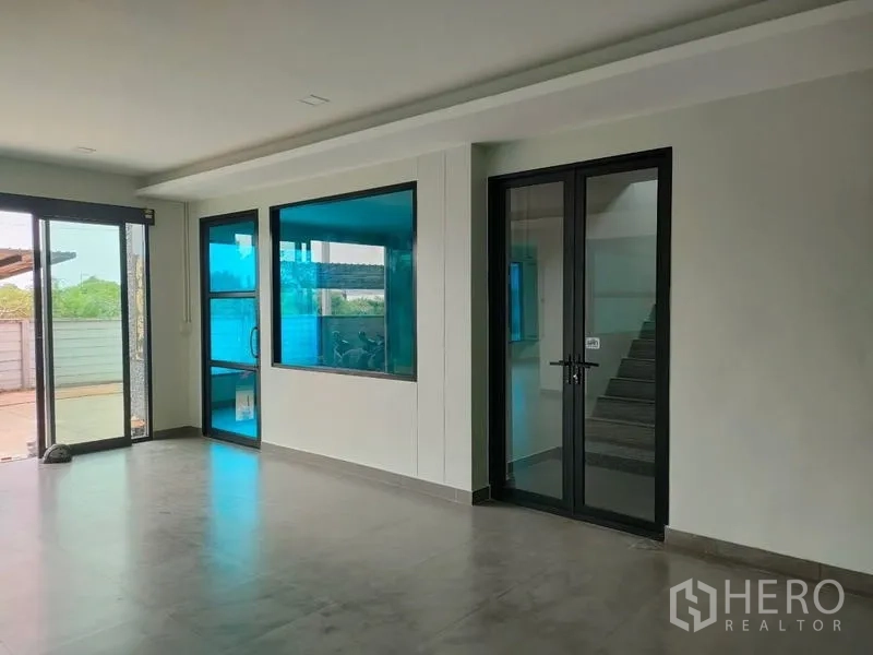 工厂 出租在Ban Phaeo, Samut Sakhon - 明亮接待/办公室，推拉玻璃门通向车道。