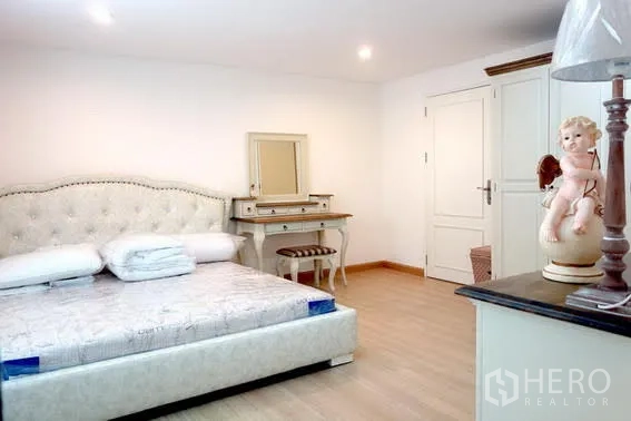 คอนโด ให้เช่าหรือขายในWatthana, Bangkok - ห้องนอนมาสเตอร์กว้าง เตียงหัวเบาะ โต๊ะเครื่องแป้ง แสงไฟนุ่มนวล พื้นไม้โทนอุ่น