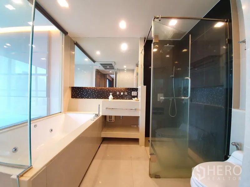 公寓 出租在Bang Rak, Bangkok - 套内浴室配浸泡浴缸、玻璃淋浴间与大镜面洗手台