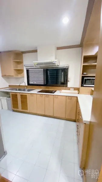 คอนโด ให้เช่าในWatthana, Bangkok - มุมครัวพร้อมอ่างล้างจานคู่ เตาไฟฟ้า หน้าต่าง และพื้นที่เคาน์เตอร์กว้าง