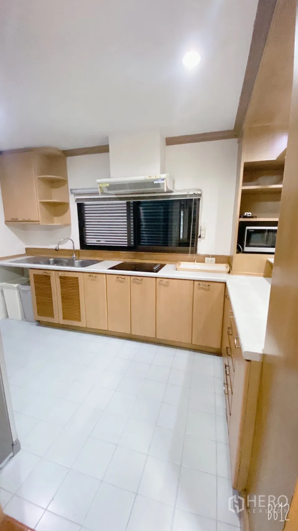 คอนโด ให้เช่าในWatthana, Bangkok - มุมครัวพร้อมอ่างล้างจานคู่ เตาไฟฟ้า หน้าต่าง และพื้นที่เคาน์เตอร์กว้าง