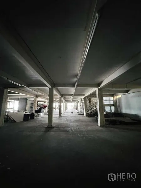 展厅 出租在Min Buri, Bangkok - 纵深开放楼层，成排立柱与顶灯，仓储风格。