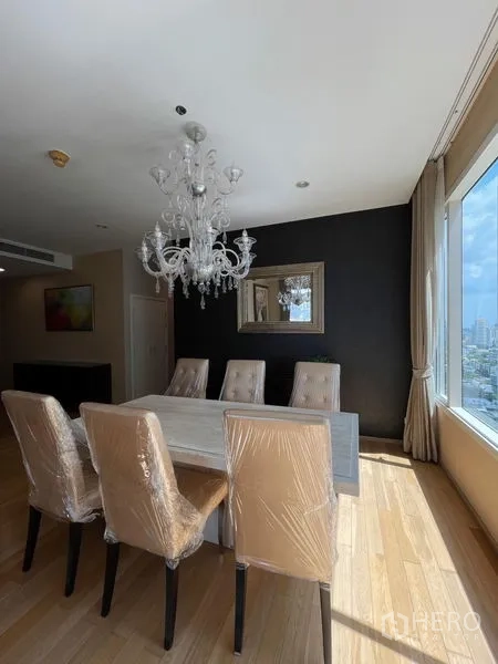 คอนโด ให้เช่าในWatthana, Bangkok - พื้นที่รับประทานอาหารเก้าอี้หกตัวกับโคมระย้าและวิวเมือง