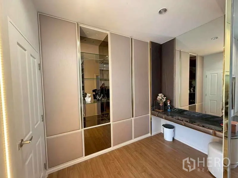 独立式住宅 出售在Bang Khen, Bangkok - 步入式衣帽区，通顶衣柜、镜面与梳妆台。