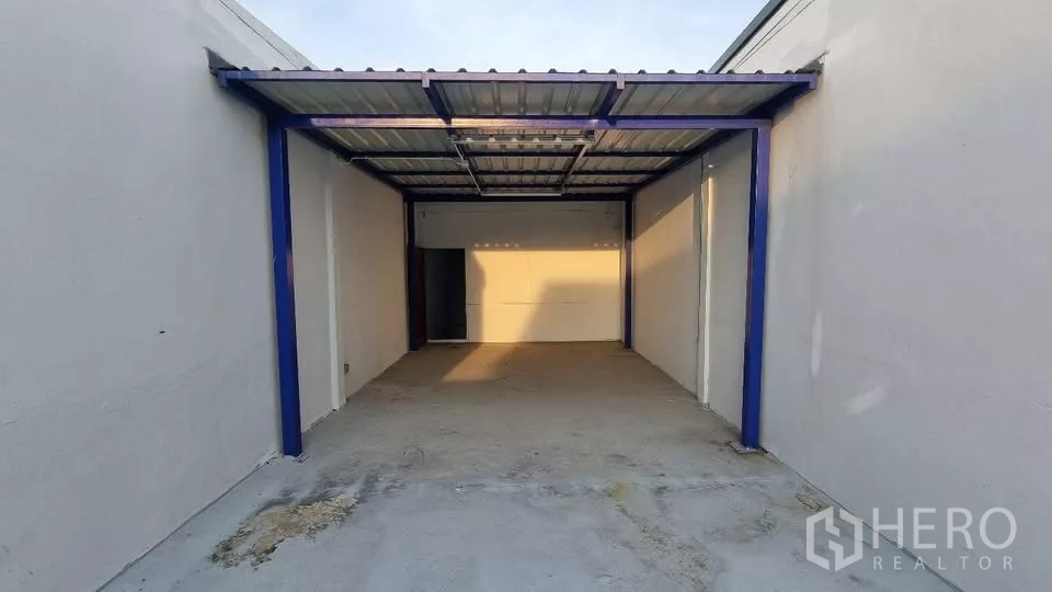 ทาวน์เฮาส์ ให้เช่าในHuai Khwang, Bangkok - พื้นที่จอดรถหรือระเบียงมีหลังคาโครงเหล็ก