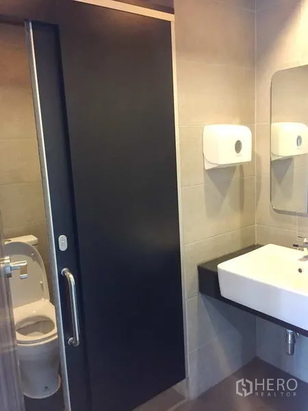 สำนักงาน ให้เช่าในKhlong Toei, Bangkok - ห้องน้ำร่วมสมัย อ่างล้างหน้า กระจก และห้องโถงชักโครก