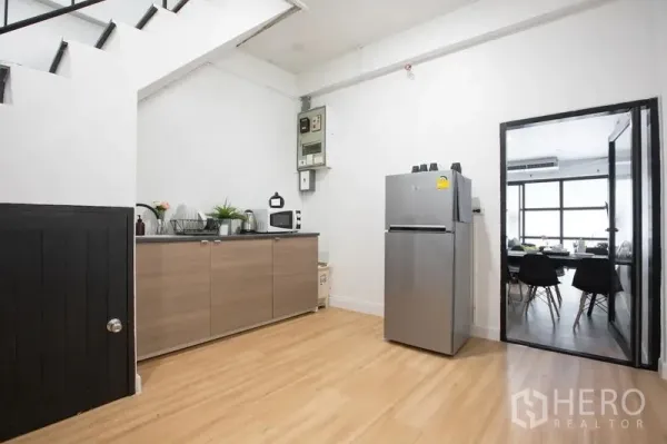 ทาวน์เฮาส์ ให้เช่าในSathon, Bangkok - มุมครัวใต้บันได ตู้เก็บของครบ ไมโครเวฟ และตู้เย็นสแตนเลส