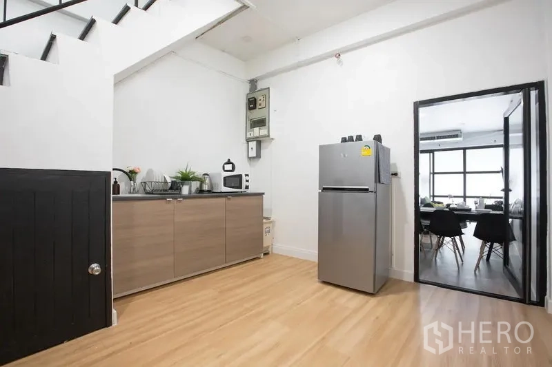 ทาวน์เฮาส์ ให้เช่าในSathon, Bangkok - มุมครัวใต้บันได ตู้เก็บของครบ ไมโครเวฟ และตู้เย็นสแตนเลส