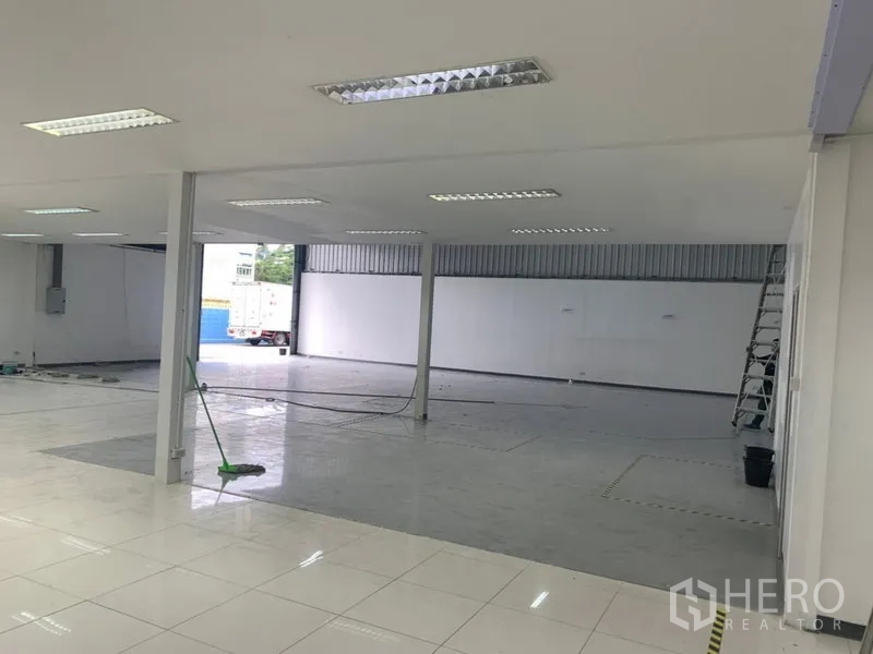 货栈 出租在Suan Luang, Bangkok - 有顶工作区，瓷砖与环氧地坪，照明充足