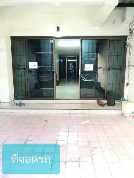 联排别墅 出售在Khlong Toei, Bangkok - 有顶车位，铺砖地面，配带防护栏的推拉玻璃门