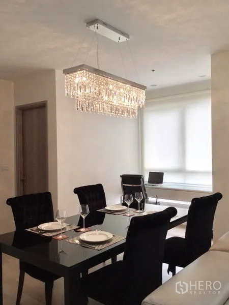 คอนโด ให้เช่าหรือขายในWatthana, Bangkok - มุมรับประทานอาหาร โต๊ะสีดำ เก้าอี้กำมะหยี่ และโคมระย้าคริสตัล