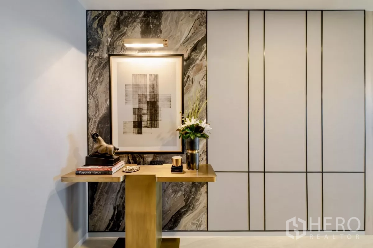 คอนโด ให้เช่าในWatthana, Bangkok - มุมคอนโซลทางเข้าแต่งด้วยงานศิลป์และผนังเน้นลายหินอ่อน